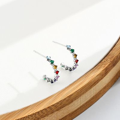 S925 0.6inの1.4g虹のスタッドのイヤリング5Aの純銀製の普通サイズのたがのイヤリング
