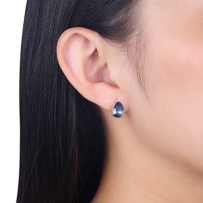 女性は純銀製の宝石類のイヤリングを飾る