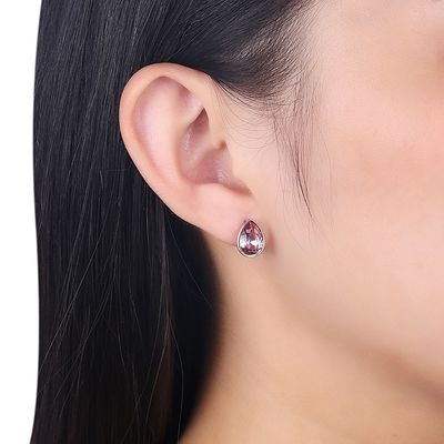 女性は純銀製の宝石類のイヤリングを飾る