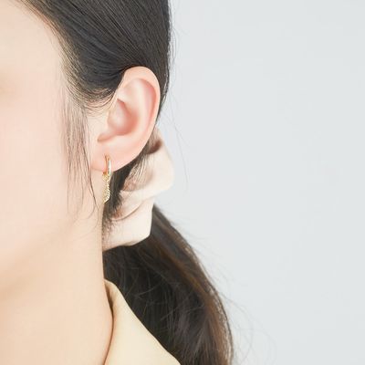 0.67inの2.2g純銀製の宝石類はプラチナによってめっきされるCZの銀製の針のイヤリングを置く