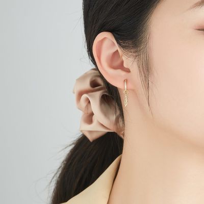 0.67inの2.2g純銀製の宝石類はプラチナによってめっきされるCZの銀製の針のイヤリングを置く