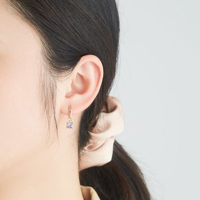 0.67inの2.2g純銀製の宝石類はプラチナによってめっきされるCZの銀製の針のイヤリングを置く
